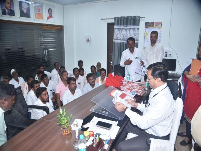 Farmers aggressive due to non-fulfillment of road work promises; Stayed in the officer's hall | रस्त्याच्या कामाचे आश्वासन न पाळल्याने शेतकरी आक्रमक; अधिकाऱ्यांच्या दालनात ठिय्या Farmers aggressive due to non-fulfillment of road work promises; Stayed in the officer's hall | रस्त्याच्या कामाचे आश्वासन न पाळल्याने शेतकरी आक्रमक; अधिकाऱ्यांच्या दालनात ठिय्या