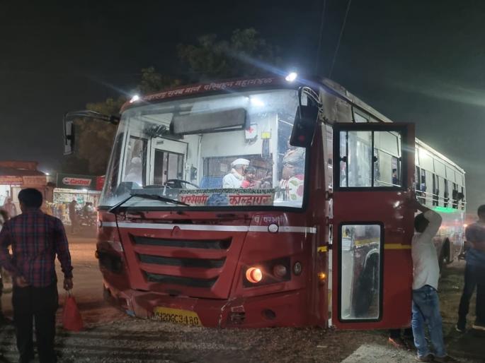 Two drunkards assaulted the conductor-driver by pelting stones on the bus  | बसवर दगडफेक करून वाहक-चालकास दोघा मद्यपीने केली मारहाण  Two drunkards assaulted the conductor-driver by pelting stones on the bus  | बसवर दगडफेक करून वाहक-चालकास दोघा मद्यपीने केली मारहाण