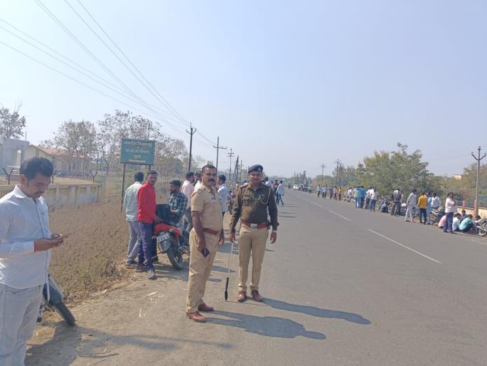 Contract worker dies after being electrocuted while restoring power supply; Angry relatives gather at hospital premises | पुरवठा सुरळीत करताना विज आल्याने कंत्राटी कर्मचाऱ्याचा मृत्यू; नातेवाईकांचा रुग्णालयात ठिय्या