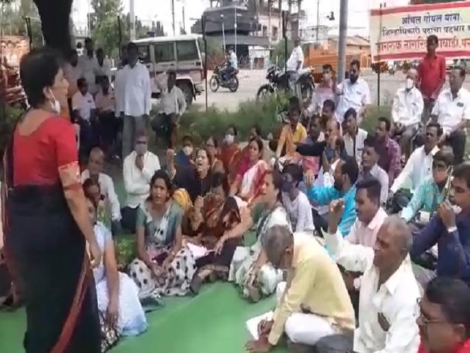 'protest against Government with dirty politics'; Anger of Parbhanikar for not approving the Collector Aanchal Goel | 'गलिच्छ राजकारणासह शासनाचा निषेध'; जिल्हाधिकाऱ्यांना रूजू करून न घेतल्याने परभणीकरांचा संताप 'protest against Government with dirty politics'; Anger of Parbhanikar for not approving the Collector Aanchal Goel | 'गलिच्छ राजकारणासह शासनाचा निषेध'; जिल्हाधिकाऱ्यांना रूजू करून न घेतल्याने परभणीकरांचा संताप