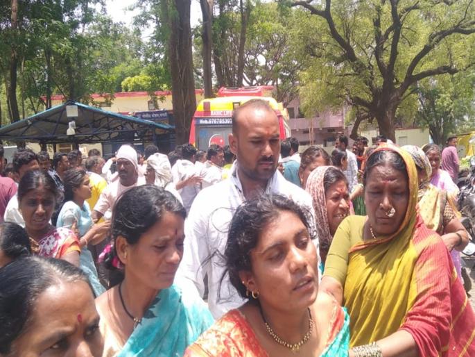 Parabhani: Relatives gather as the body of an accident victim is brought to the police station | Parabhani: अपघातग्रस्त महिलेचा मृतदेह पाथरी पोलीस ठाण्यात आणत नातेवाईकांचा ठिय्या Parabhani: Relatives gather as the body of an accident victim is brought to the police station | Parabhani: अपघातग्रस्त महिलेचा मृतदेह पाथरी पोलीस ठाण्यात आणत नातेवाईकांचा ठिय्या