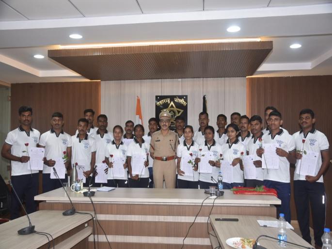 21 police constables joined the Parbhani district police force, there was jubilation among the employees after receiving the appointment letter | २१ शिपाई परभणी जिल्हा पोलीस दलात सामील, नियुक्तीपत्र मिळताच कर्मचाऱ्यांत जल्लोष 21 police constables joined the Parbhani district police force, there was jubilation among the employees after receiving the appointment letter | २१ शिपाई परभणी जिल्हा पोलीस दलात सामील, नियुक्तीपत्र मिळताच कर्मचाऱ्यांत जल्लोष