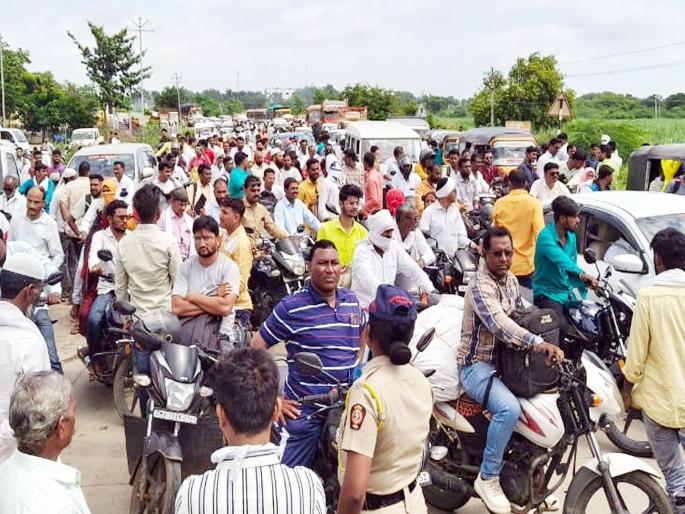 Road worth 40 lakhs incomplete, but bill paid; Angry Dharmapuri residents block Parbhani-Jintur highway! | ४० लाखांचा रस्ता अपूर्ण, बिल मात्र पूर्ण; संतप्त धर्मापुरीकरांनी रोखला परभणी-जिंतूर महामार्ग! Road worth 40 lakhs incomplete, but bill paid; Angry Dharmapuri residents block Parbhani-Jintur highway! | ४० लाखांचा रस्ता अपूर्ण, बिल मात्र पूर्ण; संतप्त धर्मापुरीकरांनी रोखला परभणी-जिंतूर महामार्ग!