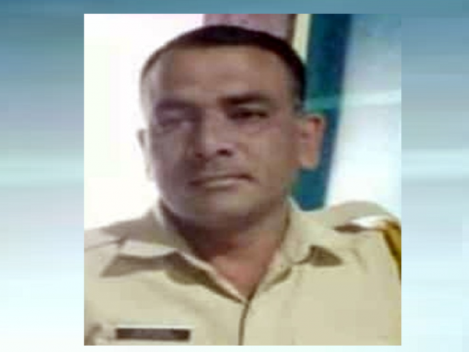 A policeman committed suicide by hanging himself at his residence | धक्कादायक! कर्तव्य बजावून घरी आलेल्या पोलीस कर्मचाऱ्याने संपवलं जीवन A policeman committed suicide by hanging himself at his residence | धक्कादायक! कर्तव्य बजावून घरी आलेल्या पोलीस कर्मचाऱ्याने संपवलं जीवन