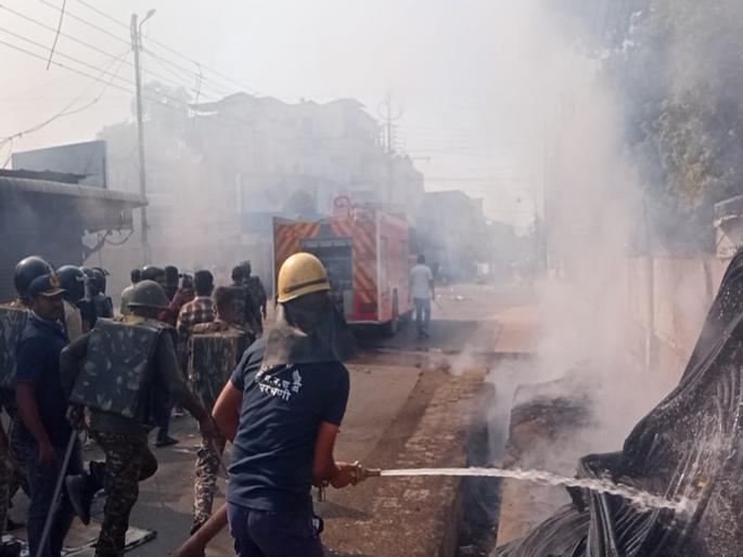 Collector's office vandalized in Parbhani; A curfew was ordered as the agitation flared up again | परभणीत जिल्हाधिकारी कार्यालयात तोडफोड; आंदोलन पुन्हा चिघळल्याने जमावबंदीचे आदेश Collector's office vandalized in Parbhani; A curfew was ordered as the agitation flared up again | परभणीत जिल्हाधिकारी कार्यालयात तोडफोड; आंदोलन पुन्हा चिघळल्याने जमावबंदीचे आदेश