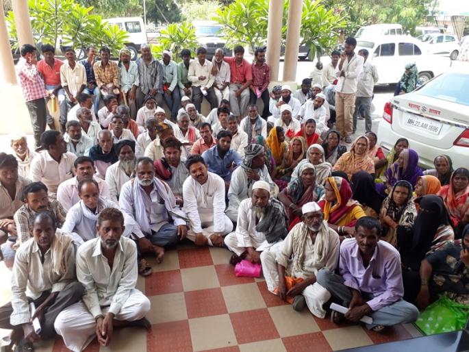 The villagers agitation for the ration in Parbhani District Collectorate | परभणी जिल्हाधिकारी कार्यालयात रेशनसाठी लाभार्थ्यांचा ठिय्या