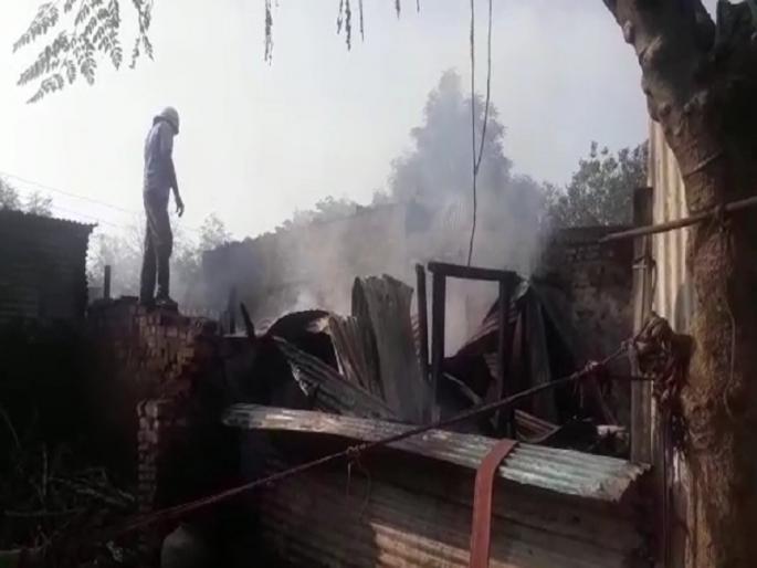 Parbhani gas cylinder blast; Big loss of two houses | परभणीत गॅस सिलिंडरचा स्फोट; दोन घरांचे मोठे नुकसान Parbhani gas cylinder blast; Big loss of two houses | परभणीत गॅस सिलिंडरचा स्फोट; दोन घरांचे मोठे नुकसान