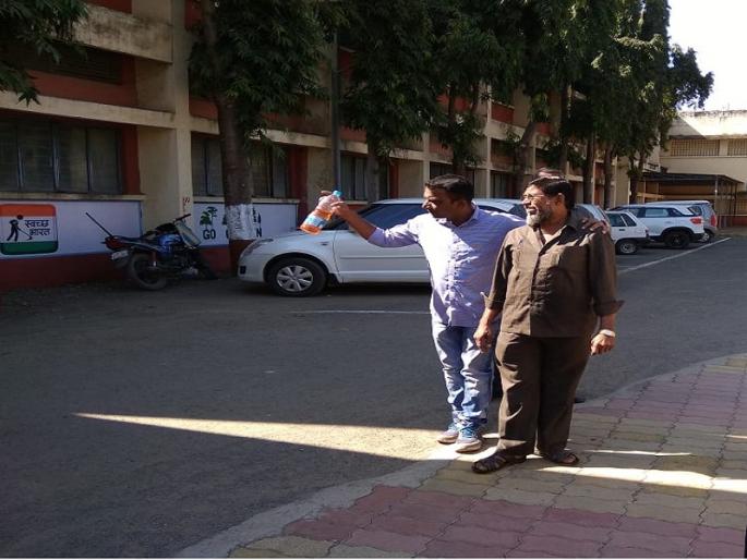 Temporary worker's suicide attempt at Parbhani | परभणीत अस्थायी कर्मचाऱ्याचा आत्मदहनाचा प्रयत्न Temporary worker's suicide attempt at Parbhani | परभणीत अस्थायी कर्मचाऱ्याचा आत्मदहनाचा प्रयत्न