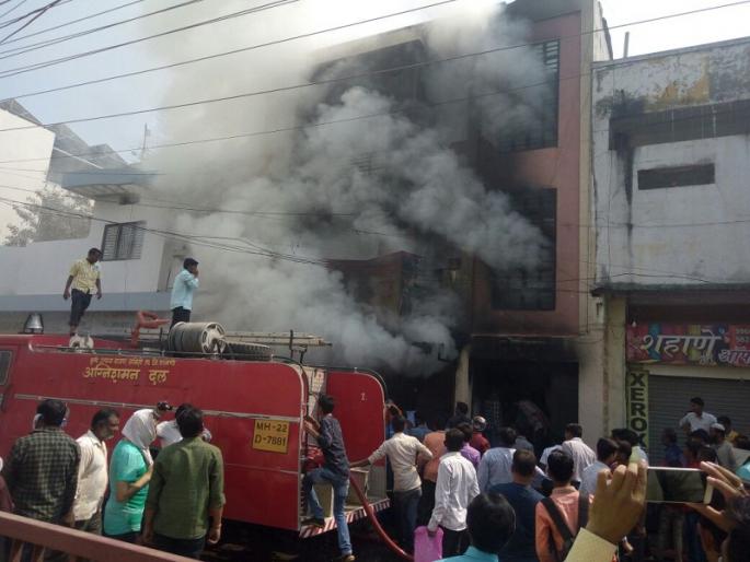 Fire at the building in Parbhani Saturday Market premises | परभणीच्या शनिवार बाजार परिसरात इमारतीला आग Fire at the building in Parbhani Saturday Market premises | परभणीच्या शनिवार बाजार परिसरात इमारतीला आग