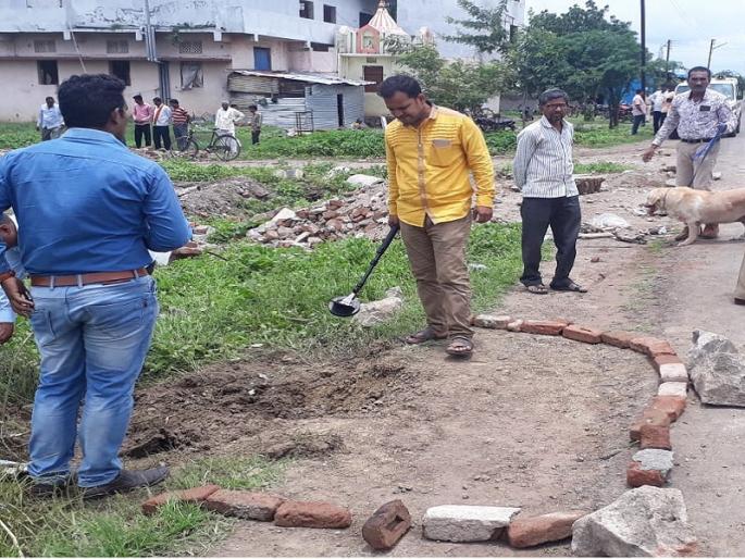 One person was injured in an explosion of unknown material in Parbhani | परभणीत अज्ञात वस्तूच्या स्फोटात एकजण जखमी One person was injured in an explosion of unknown material in Parbhani | परभणीत अज्ञात वस्तूच्या स्फोटात एकजण जखमी