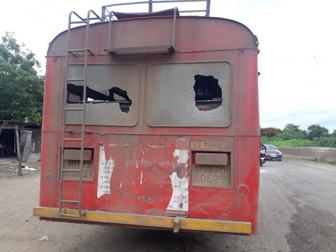 In Parbhani, four buses damaged in stone-pelting | परभणीत दगडफेक करून चार बस फोडल्या In Parbhani, four buses damaged in stone-pelting | परभणीत दगडफेक करून चार बस फोडल्या
