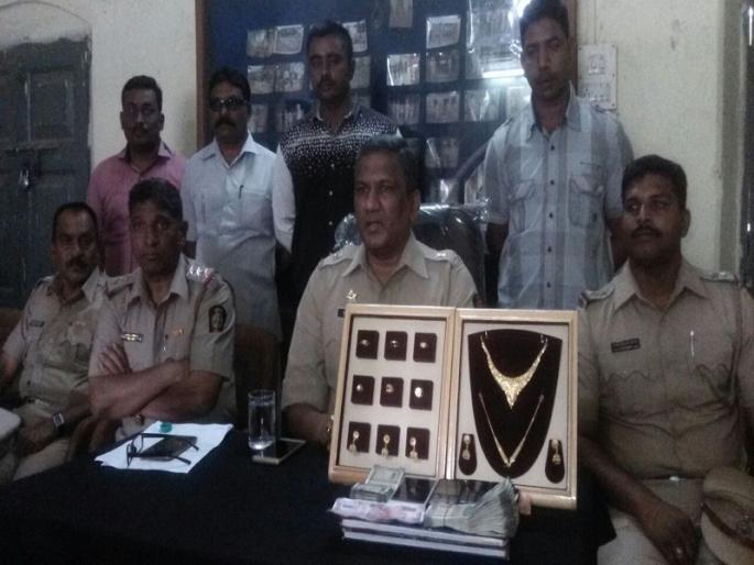 The gang robbed of the locked houses and robbed of the robbery at Parbhani | कुलूपबंद घरे हेरून चोरी करणारी टोळी परभणी येथे जेरबंद The gang robbed of the locked houses and robbed of the robbery at Parbhani | कुलूपबंद घरे हेरून चोरी करणारी टोळी परभणी येथे जेरबंद