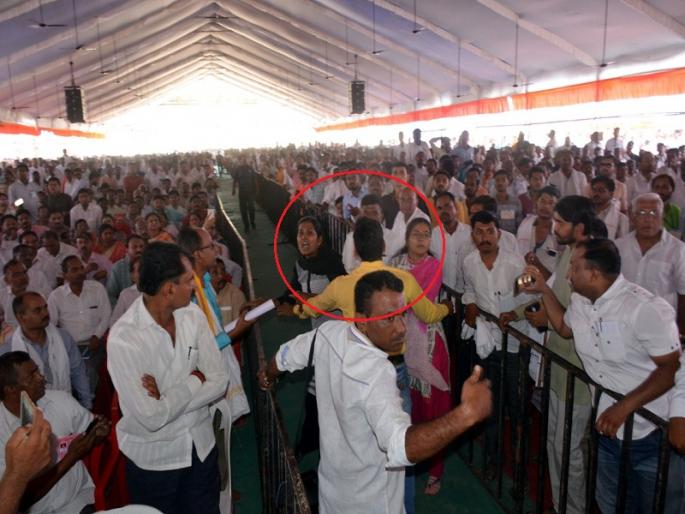 During the speech of the Chief Minister, women's activist of the Swabhimani Shetkari Sanghatn turn notice | मुख्यमंत्र्यांच्या भाषणादरम्यान स्वाभिमानी शेतकरी संघटनेच्या महिला आघाडीचा गोंधळ