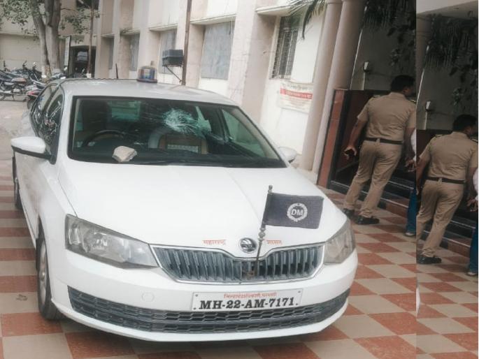 Big news! Farmer throws stones at Parbhani District Magistrate's car for loan waiver | मोठी बातमी! कर्जमाफीसाठी परभणी जिल्हाधिकाऱ्यांच्या गाडीवर शेतकऱ्याची दगडफेक Big news! Farmer throws stones at Parbhani District Magistrate's car for loan waiver | मोठी बातमी! कर्जमाफीसाठी परभणी जिल्हाधिकाऱ्यांच्या गाडीवर शेतकऱ्याची दगडफेक
