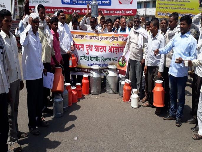 Free milk distribution movement organized by Kisan Sabha for hike in milk rate | दूध दरवाढीसाठी किसान सभेने केले मोफत दुध वाटप आंदोलन Free milk distribution movement organized by Kisan Sabha for hike in milk rate | दूध दरवाढीसाठी किसान सभेने केले मोफत दुध वाटप आंदोलन