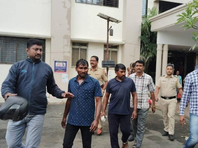 Attempted self-immolation due to lack of justice Further calamity was averted due to prevention by the citizens | न्याय मिळत नसल्याने आत्मदहनाचा प्रयत्न; नागरिकांनी रोखल्यामुळे पुढील अनर्थ टळला Attempted self-immolation due to lack of justice Further calamity was averted due to prevention by the citizens | न्याय मिळत नसल्याने आत्मदहनाचा प्रयत्न; नागरिकांनी रोखल्यामुळे पुढील अनर्थ टळला