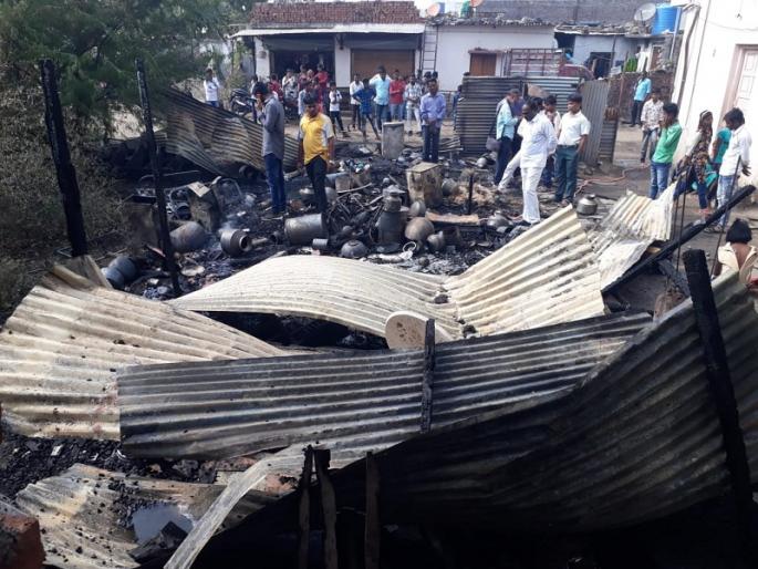 Ahilyabai Holkar nagar of Parbhani, ashes of five household items of fire in five houses | परभणीतील अहिल्याबाई होळकर नगरात आगीत पाच घरातील संसारोपयोगी साहित्याची राख Ahilyabai Holkar nagar of Parbhani, ashes of five household items of fire in five houses | परभणीतील अहिल्याबाई होळकर नगरात आगीत पाच घरातील संसारोपयोगी साहित्याची राख