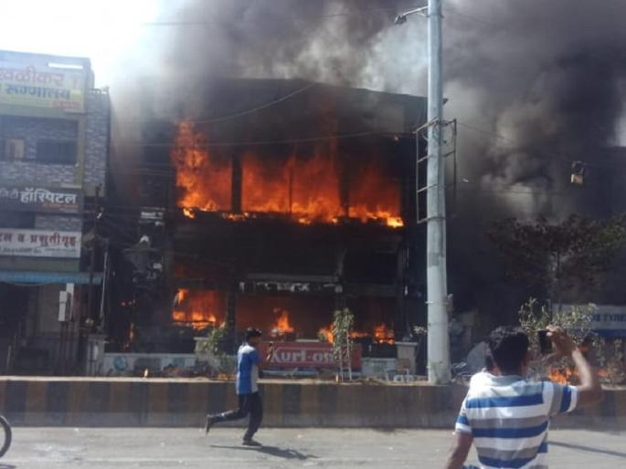 furniture shop burnt at Parbhani | परभणीत जिंतूर रोडवरील फर्निचरचे दुकान भीषण आगीत खाक furniture shop burnt at Parbhani | परभणीत जिंतूर रोडवरील फर्निचरचे दुकान भीषण आगीत खाक
