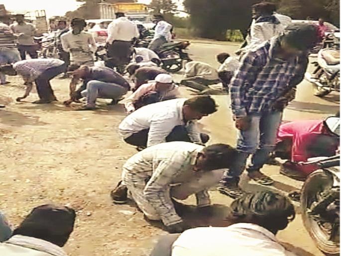 The flock to collect the bentx in Parabhani | सोन्याच्या मोहापायी बेंटेक्सचे मणी गोळा करण्यासाठी झुंबड