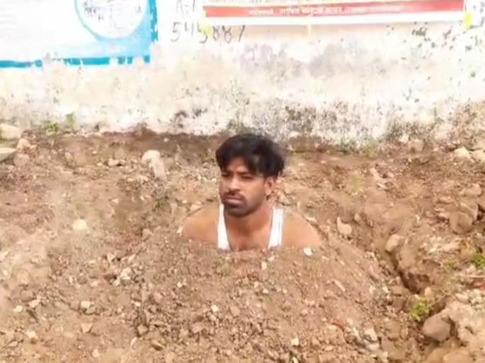 The unique movement attracted attention; The protestors buried themselves up to their necks to investigate the affairs of Gram Panchayats | लक्षवेधी! ग्रामपंचायतींच्या कारभाराच्या चौकशीसाठी आंदोलकाने गळ्यापर्यंत गाडून घेतले The unique movement attracted attention; The protestors buried themselves up to their necks to investigate the affairs of Gram Panchayats | लक्षवेधी! ग्रामपंचायतींच्या कारभाराच्या चौकशीसाठी आंदोलकाने गळ्यापर्यंत गाडून घेतले