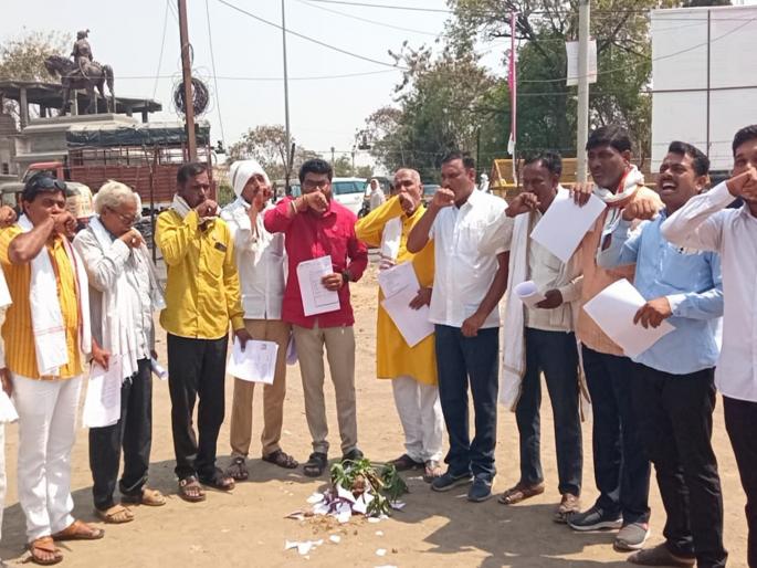 Holi for budget, Shaktipeeth notification; Swabhimani Shetkari Sanghatana's protest in Parbhani | अर्थसंकल्प, शक्तीपीठ अधीसूचनेची होळी; स्वाभिमानी शेतकरी संघटनेचे परभणीत आंदोलन Holi for budget, Shaktipeeth notification; Swabhimani Shetkari Sanghatana's protest in Parbhani | अर्थसंकल्प, शक्तीपीठ अधीसूचनेची होळी; स्वाभिमानी शेतकरी संघटनेचे परभणीत आंदोलन