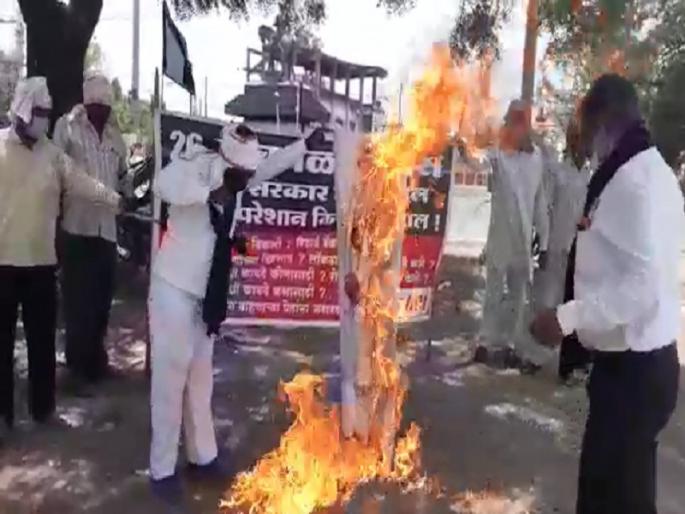 'Workers upset, farmers unwell'; A symbolic statue of the Prime Minister was burnt in Parbhani | 'मजदूर परेशान, किसान बेहाल'; परभणीत पंतप्रधानांचा प्रतिकात्मक पुतळा जाळला 'Workers upset, farmers unwell'; A symbolic statue of the Prime Minister was burnt in Parbhani | 'मजदूर परेशान, किसान बेहाल'; परभणीत पंतप्रधानांचा प्रतिकात्मक पुतळा जाळला