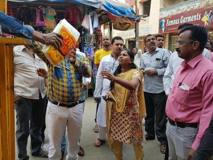 Two-and-half quintals of plastic were seized in Parbhani Municipal Corporation's proceedings | परभणी महानगरपालिकेच्या कारवाईत अडीच क्विंटल प्लास्टिक जप्त