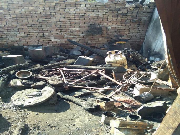 A fire in a short-circuit home in Purna damages millions | पूर्णा येथे शॉर्ट सर्किटने घराला आग लागून लाखोंचे नुकसान A fire in a short-circuit home in Purna damages millions | पूर्णा येथे शॉर्ट सर्किटने घराला आग लागून लाखोंचे नुकसान