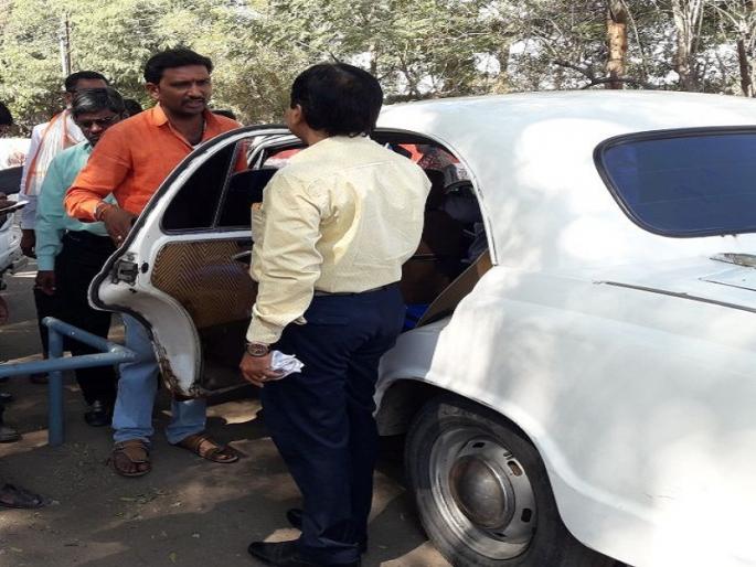 Sarpanch blocked Parbhani's development block; Avoid doing signature to sign | परभणीत सरपंचांनी अडवली गटविकास अधिकार्याची गाडी; स्वाक्षरी करण्यास करीत होते टाळाटाळ Sarpanch blocked Parbhani's development block; Avoid doing signature to sign | परभणीत सरपंचांनी अडवली गटविकास अधिकार्याची गाडी; स्वाक्षरी करण्यास करीत होते टाळाटाळ