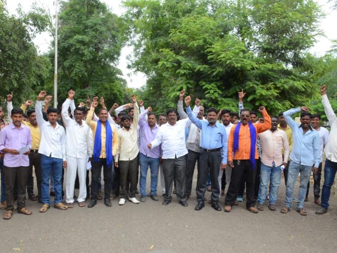 Take action against those who burn constitution copies; Demonstrations before Parbhani District Collectorate | संविधानाची प्रत जाळणाऱ्यावर कारवाई करा; परभणी जिल्हाधिकारी कार्यालयासमोर निदर्शने Take action against those who burn constitution copies; Demonstrations before Parbhani District Collectorate | संविधानाची प्रत जाळणाऱ्यावर कारवाई करा; परभणी जिल्हाधिकारी कार्यालयासमोर निदर्शने