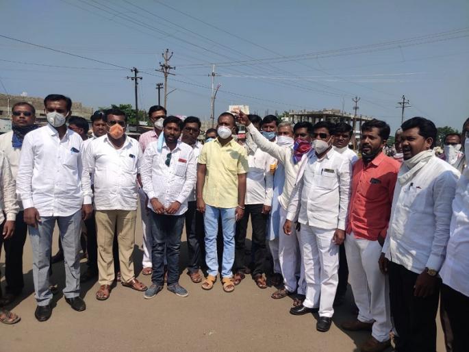 Sit-in agitation of affected farmers for help in Selu | सरसकट मदतीसाठी अतिवृष्टीमुळे नुकसानग्रस्त शेतकऱ्यांचे ठिय्या आंदोलन Sit-in agitation of affected farmers for help in Selu | सरसकट मदतीसाठी अतिवृष्टीमुळे नुकसानग्रस्त शेतकऱ्यांचे ठिय्या आंदोलन