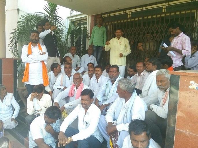 collectors decision on the sale of maharashtra sugar factory will be done on Saturday; | सोनपेठच्या महाराष्ट्र शुगर्सचा शनिवारी होणार लिलाव;शेतकर्यांच्या आंदोलनानंतर जिल्हाधिकार्यांचा निर्णय collectors decision on the sale of maharashtra sugar factory will be done on Saturday; | सोनपेठच्या महाराष्ट्र शुगर्सचा शनिवारी होणार लिलाव;शेतकर्यांच्या आंदोलनानंतर जिल्हाधिकार्यांचा निर्णय