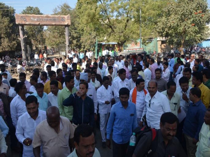 undisciplined planning of Sanwad Worshop at Parbhani | परभणीत संवाद कार्यशाळेचे ढिसाळ नियोजन; अपु-या आसन व्यवस्थेने शिक्षकांची तारांबळ undisciplined planning of Sanwad Worshop at Parbhani | परभणीत संवाद कार्यशाळेचे ढिसाळ नियोजन; अपु-या आसन व्यवस्थेने शिक्षकांची तारांबळ