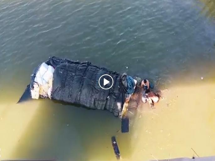 Parabhani: The driver lost control and the truck loaded with sarees fell directly into the Godavari river | Parabhani: चालकाचे नियंत्रण सुटले अन् साड्यांनी भरलेला ट्रक थेट गोदावरी पात्रात कोसळला Parabhani: The driver lost control and the truck loaded with sarees fell directly into the Godavari river | Parabhani: चालकाचे नियंत्रण सुटले अन् साड्यांनी भरलेला ट्रक थेट गोदावरी पात्रात कोसळला