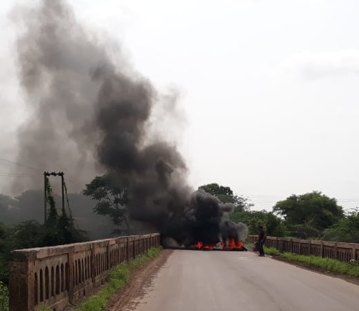 Parbhani police firing in air; The intensity of the Maratha Reservation movement in the district continued throughout | परभणीत पोलिसांचा हवेत गोळीबार; जिल्हाभर मराठा आरक्षण आंदोलनाची तीव्रता कायम Parbhani police firing in air; The intensity of the Maratha Reservation movement in the district continued throughout | परभणीत पोलिसांचा हवेत गोळीबार; जिल्हाभर मराठा आरक्षण आंदोलनाची तीव्रता कायम