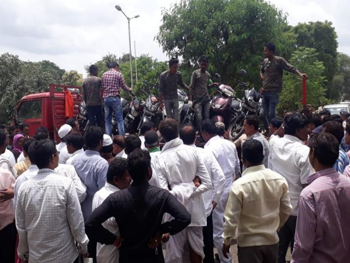 Police action in vehicles of no-parking in Parbhani collectorate office | परभणी जिल्हाधिकारी कार्यालयातील नो-पार्किंगमधील वाहनांवर पोलिसांची कारवाई Police action in vehicles of no-parking in Parbhani collectorate office | परभणी जिल्हाधिकारी कार्यालयातील नो-पार्किंगमधील वाहनांवर पोलिसांची कारवाई
