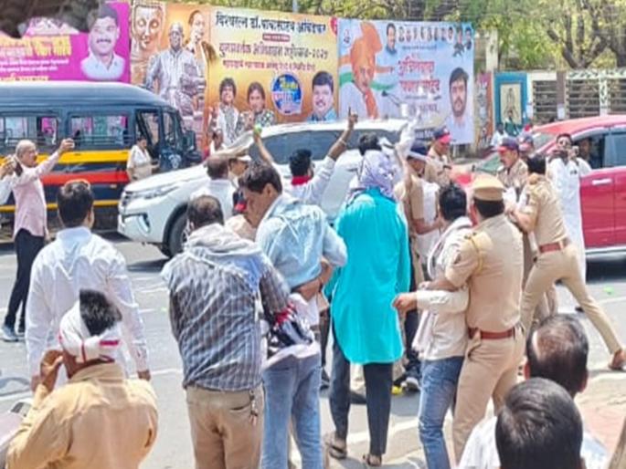 Lime cans thrown at Ajit Pawar's convoy in Parbhani, | परभणीत अजित पवारांच्या ताफ्यावर फेकल्या चुन्याच्या डब्या, शेतकरी विरोधात विधानाचा निषेध Lime cans thrown at Ajit Pawar's convoy in Parbhani, | परभणीत अजित पवारांच्या ताफ्यावर फेकल्या चुन्याच्या डब्या, शेतकरी विरोधात विधानाचा निषेध