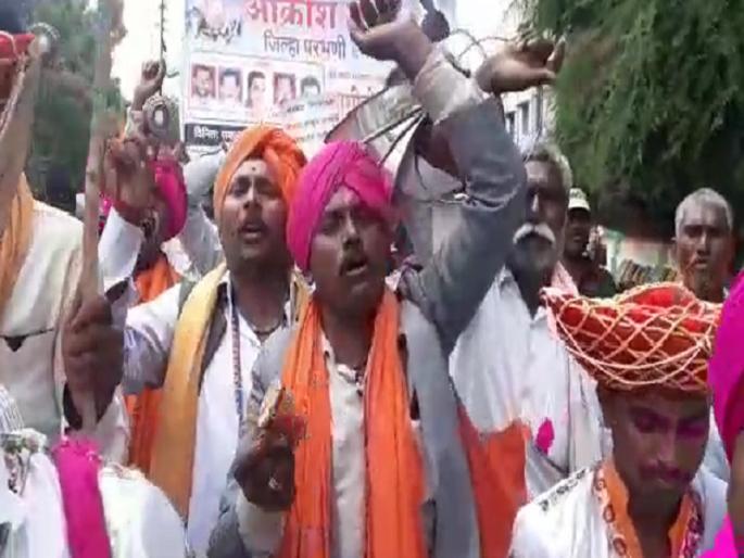 Aakrosh Morcha on Parbhani collector office by Parvhani District sakal Bhatke Vimukta organisation | परभणी जिल्हा कचेरीवर धडकला भटक्या विमुक्तांचा आक्रोश मोर्चा