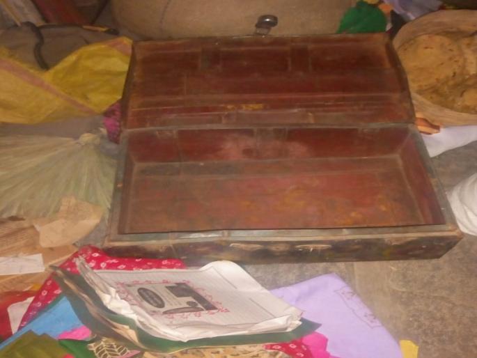 robbery at manoli; two houses looted | मानोलीत चोरट्यांचा धुमाकूळ; दोन घरे फोडून २ लाखाचा मुद्देमाल लंपास robbery at manoli; two houses looted | मानोलीत चोरट्यांचा धुमाकूळ; दोन घरे फोडून २ लाखाचा मुद्देमाल लंपास