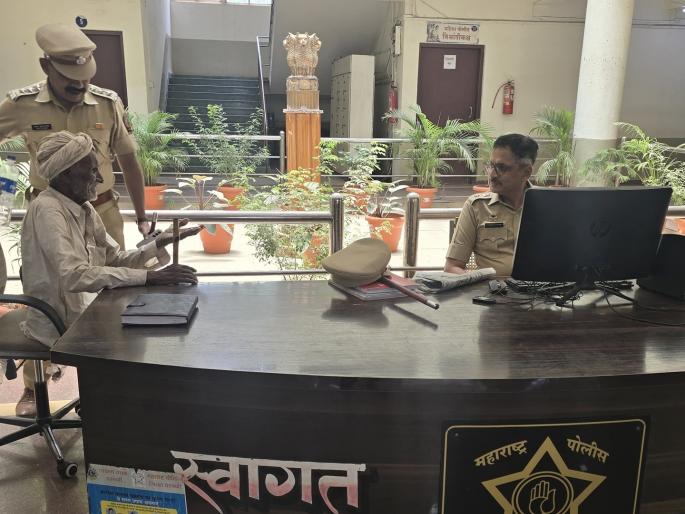The Parbhani Superintendent of Police came directly to the reception room and understood the pain of the elderly man. | परभणी पोलीस अधीक्षकांनी थेट स्वागत कक्षात येऊन वृध्दाची जाणली व्यथा  The Parbhani Superintendent of Police came directly to the reception room and understood the pain of the elderly man. | परभणी पोलीस अधीक्षकांनी थेट स्वागत कक्षात येऊन वृध्दाची जाणली व्यथा