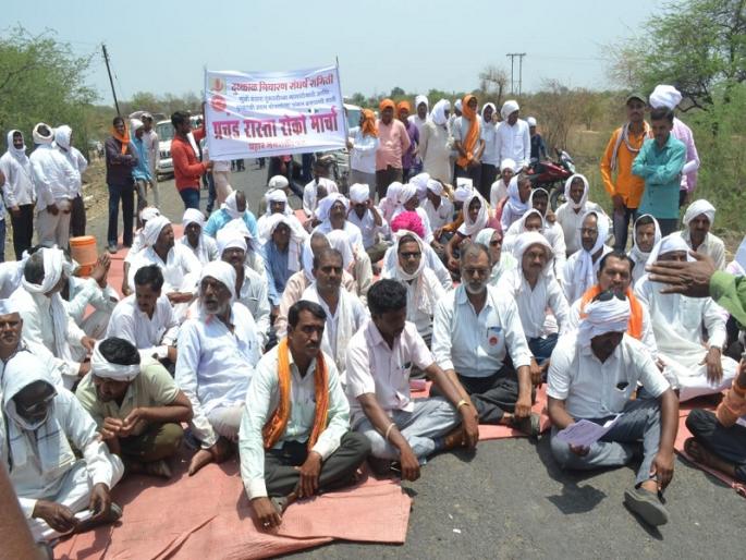 Rastaroko to demand for the installation of doors for the dockyard at Gangakhed | मुळी बंधाऱ्याला दरवाजे बसविण्याच्या मागणीसाठी मागणीसाठी रस्तारोको Rastaroko to demand for the installation of doors for the dockyard at Gangakhed | मुळी बंधाऱ्याला दरवाजे बसविण्याच्या मागणीसाठी मागणीसाठी रस्तारोको