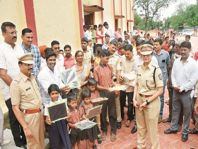 Aurangabad Rural Police gives 'Pen' to Paradhi community students | औरंगाबाद ग्रामीण पोलिसांनी पारधी मुलांच्या हाती दिली ‘पाटी’ Aurangabad Rural Police gives 'Pen' to Paradhi community students | औरंगाबाद ग्रामीण पोलिसांनी पारधी मुलांच्या हाती दिली ‘पाटी’