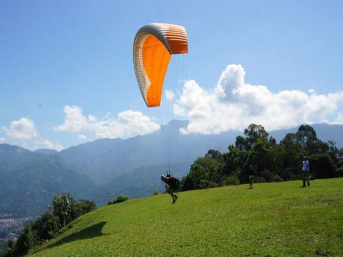 Bizarre accident while paragliding In Himachal Pradesh, 2 tourists die, paragliders collide in mid-air and... | पॅराग्लायडिंग करताना विचित्र अपघात, २ पर्यटकांचा मृत्यू, पॅराग्लायडर्सची हवेतच टक्कर झाली आणि...   Bizarre accident while paragliding In Himachal Pradesh, 2 tourists die, paragliders collide in mid-air and... | पॅराग्लायडिंग करताना विचित्र अपघात, २ पर्यटकांचा मृत्यू, पॅराग्लायडर्सची हवेतच टक्कर झाली आणि...