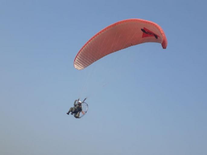 Paraglider's flowers on Kumbhargav in Indapur taluka | इंदापूर तालुक्यातील कुंभारगावावर पॅराग्लायडर्सने पुष्पवृष्टी Paraglider's flowers on Kumbhargav in Indapur taluka | इंदापूर तालुक्यातील कुंभारगावावर पॅराग्लायडर्सने पुष्पवृष्टी
