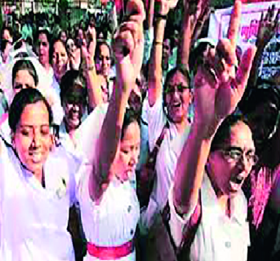 Nurse should be excluded from the transfer process ...: otherwise the agitated movement | परिचारिकांना बदली प्रक्रियेतून वगळावे ...: अन्यथा तीव्र आंदोलन Nurse should be excluded from the transfer process ...: otherwise the agitated movement | परिचारिकांना बदली प्रक्रियेतून वगळावे ...: अन्यथा तीव्र आंदोलन