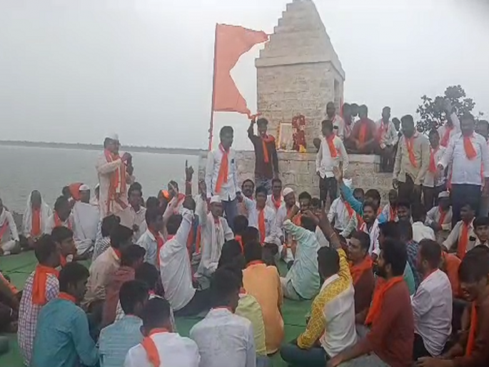 Movement of the entire Maratha community on the banks of the Vaan Dam in full rain | भर पावसात वाण धरणाच्या काठावर सकल मराठा समाजाचे आंदोलन Movement of the entire Maratha community on the banks of the Vaan Dam in full rain | भर पावसात वाण धरणाच्या काठावर सकल मराठा समाजाचे आंदोलन