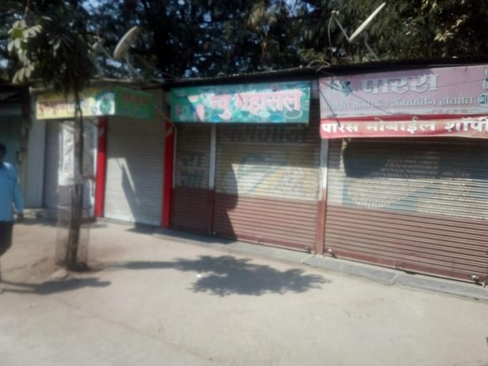 Bandha in protest against the attack on the gold merchants in Parali | परळीत सराफा व्यापाऱ्यांवरील हल्ल्याच्या निषेधार्थ कडकडीत बंद Bandha in protest against the attack on the gold merchants in Parali | परळीत सराफा व्यापाऱ्यांवरील हल्ल्याच्या निषेधार्थ कडकडीत बंद