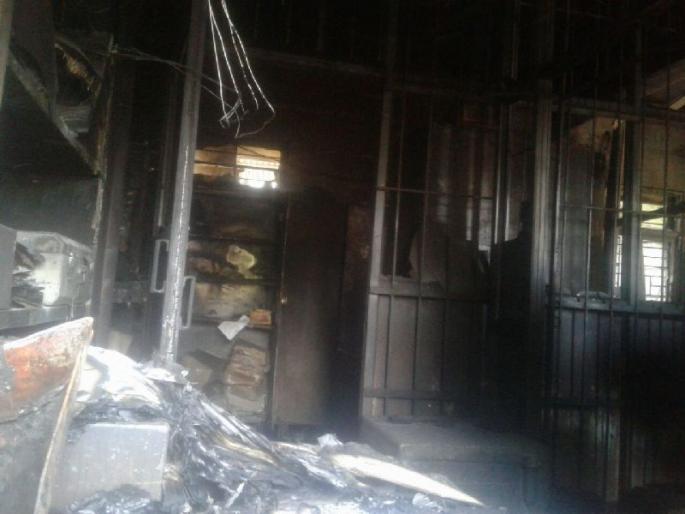 Paroli st A massive fire broke out in the cash segment, 25 lakhs of material burnt to pieces | परळीत एस.टी. आगाराच्या कॅश सेक्शनला भीषण आग, 25 लाखांचं साहीत्य जळून खाक  Paroli st A massive fire broke out in the cash segment, 25 lakhs of material burnt to pieces | परळीत एस.टी. आगाराच्या कॅश सेक्शनला भीषण आग, 25 लाखांचं साहीत्य जळून खाक