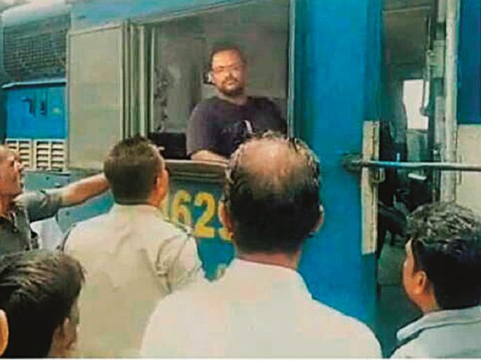 Passenger took the place of the driver in train | चालकाच्या जागेवर ठाण मांडत प्रवाशाने रेल्वेगाडी धरली वेठीस Passenger took the place of the driver in train | चालकाच्या जागेवर ठाण मांडत प्रवाशाने रेल्वेगाडी धरली वेठीस