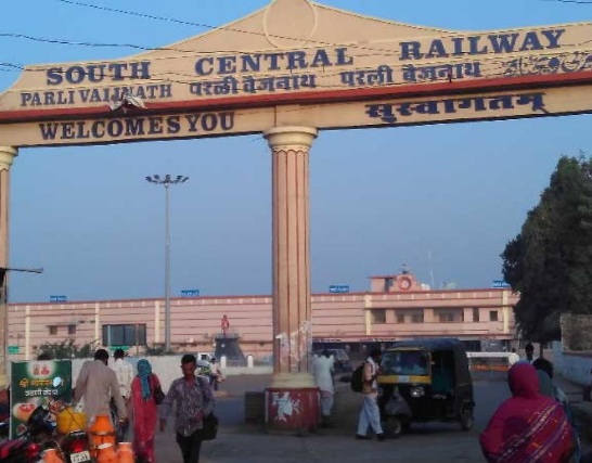 There are no CCTV cameras in the Parali railway station; Safety load on inadequate staff | परळी रेल्वे स्थानकात सीसीटीव्ही कॅमेरेच नाहीत; अपुऱ्या कर्मचाऱ्यांवर सुरक्षेचा भार